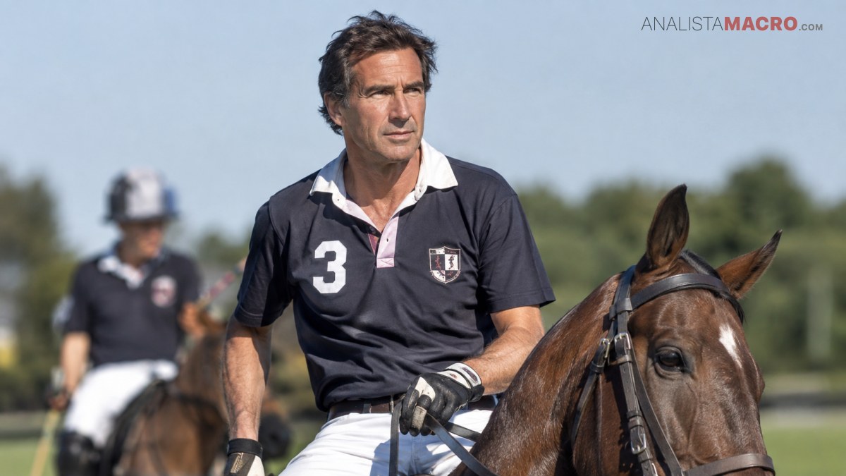 Un hombre a caballo, vestido con un polo oscuro y pantalones blancos, aparece en primer plano junto a otro jinete.