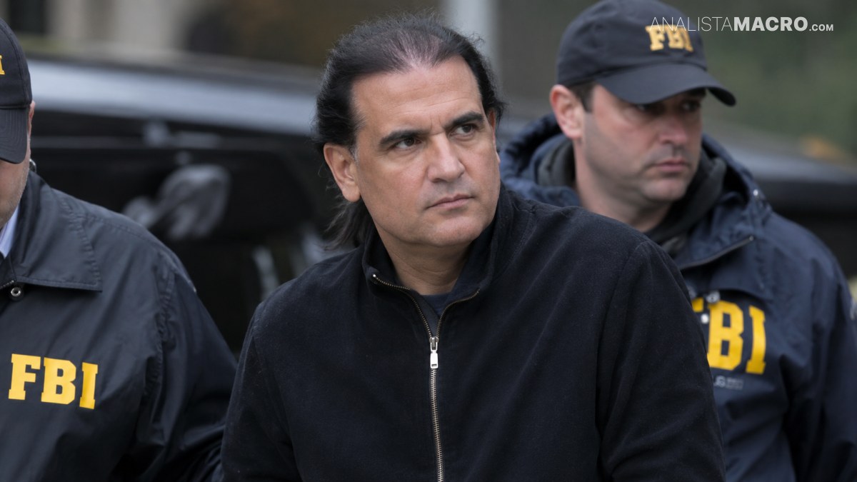 Hombre con chaqueta negra y expresión seria, rodeado de agentes con gorras y prendas “FBI”.