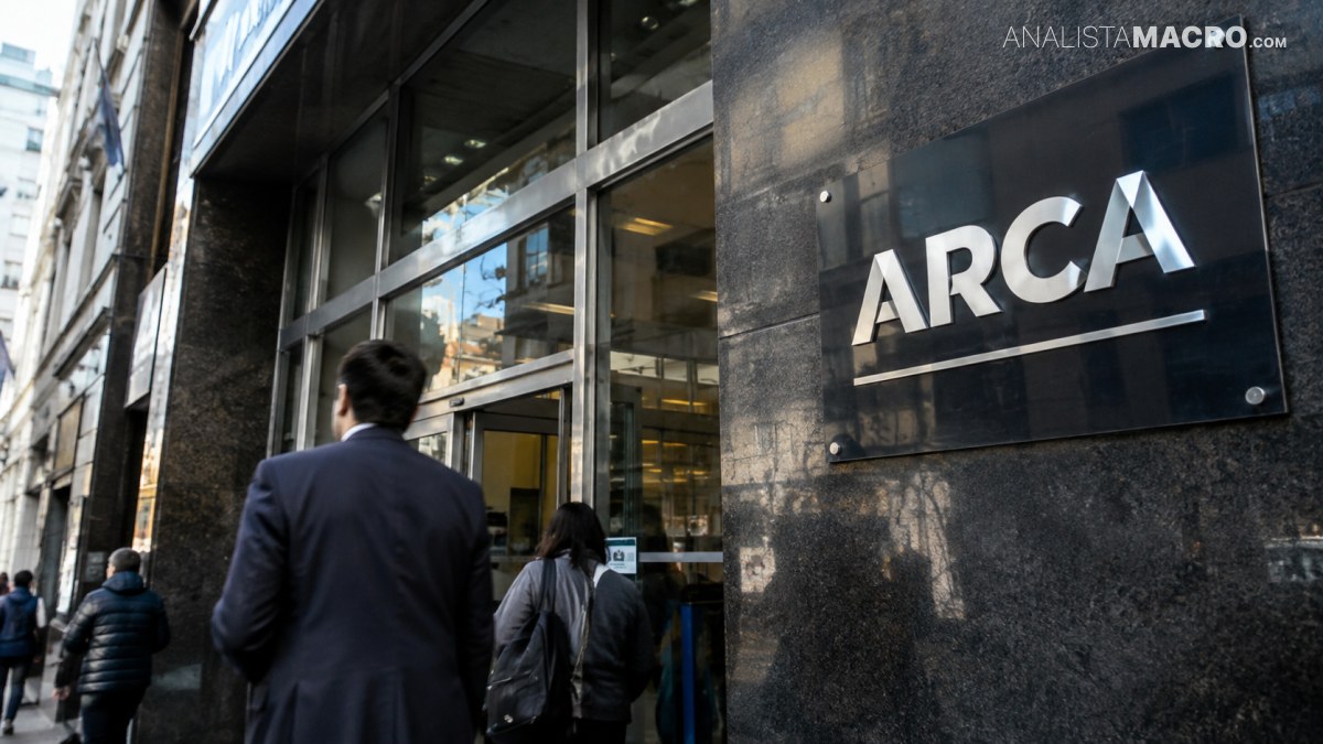 Personas con ropa formal entran a un edificio, junto a un letrero grande que dice ARCA.
