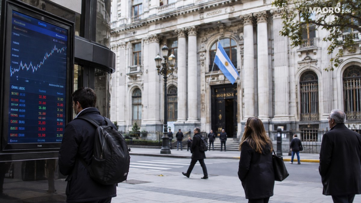 Personas caminan frente a un edificio neoclásico con columnas, una bandera azul y blanca y una pantalla con cotizaciones bursátiles.