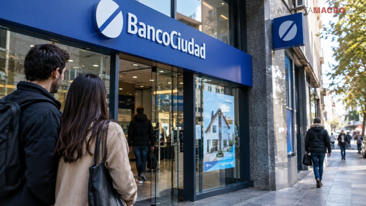 Dos personas caminan frente a una sucursal de BancoCiudad, cuya fachada azul muestra su logotipo y un cartel publicitario.
