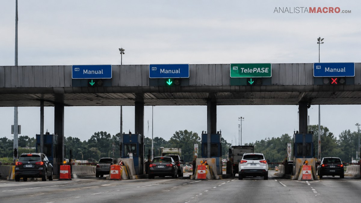 Peaje con varios carriles, vehículos detenidos y señales azules de pago manual y verde de TelePASE.