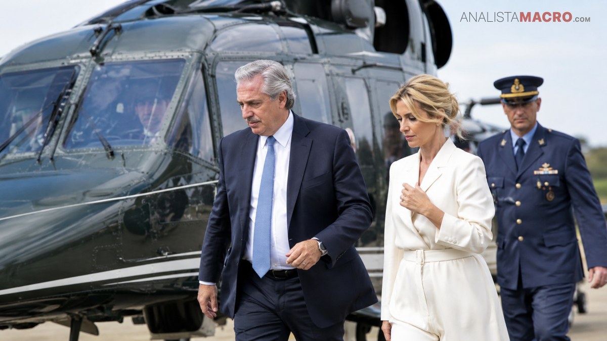 Un hombre y una mujer vestidos formalmente caminan junto a un helicóptero, seguidos por un hombre con uniforme militar.