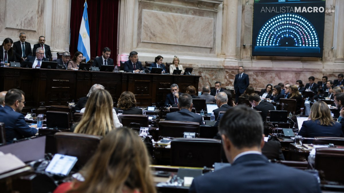Personas reunidas en un amplio recinto parlamentario, con funcionarios sentados frente a un estrado y una bandera argentina visible.