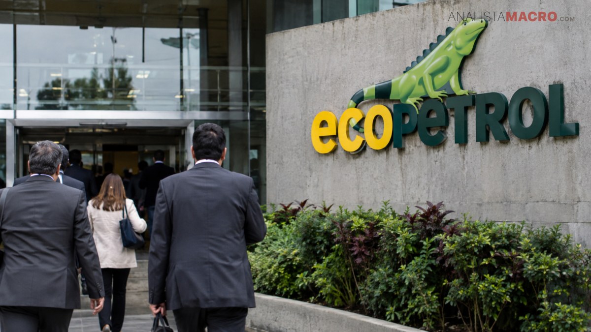 Varias personas caminan hacia la entrada de un edificio junto a un letrero de Ecopetrol y plantas ornamentales.