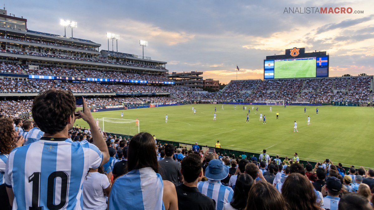 Aficionados observan un partido de fútbol desde las gradas de un estadio repleto.