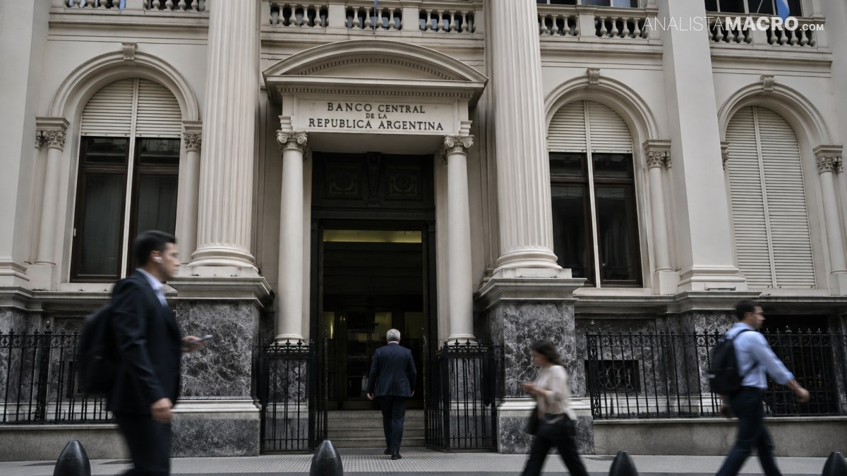 Fachada ornamentada del Banco Central de la República Argentina, con tres personas caminando frente a la entrada.