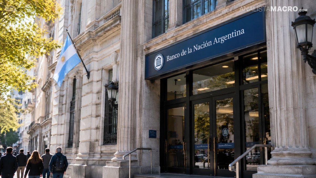 Edificio de piedra con un cartel azul de “Banco de la Nación Argentina” y una bandera argentina en la entrada.