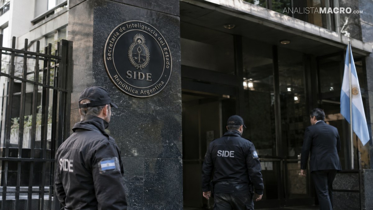 Dos agentes de seguridad custodian la entrada de un edificio con el escudo de la SIDE y una bandera argentina.