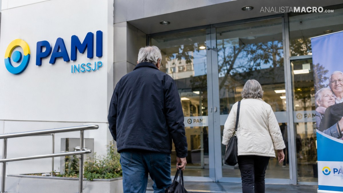 Dos adultos mayores caminan hacia la entrada de un edificio con el logotipo de PAMI en la fachada.