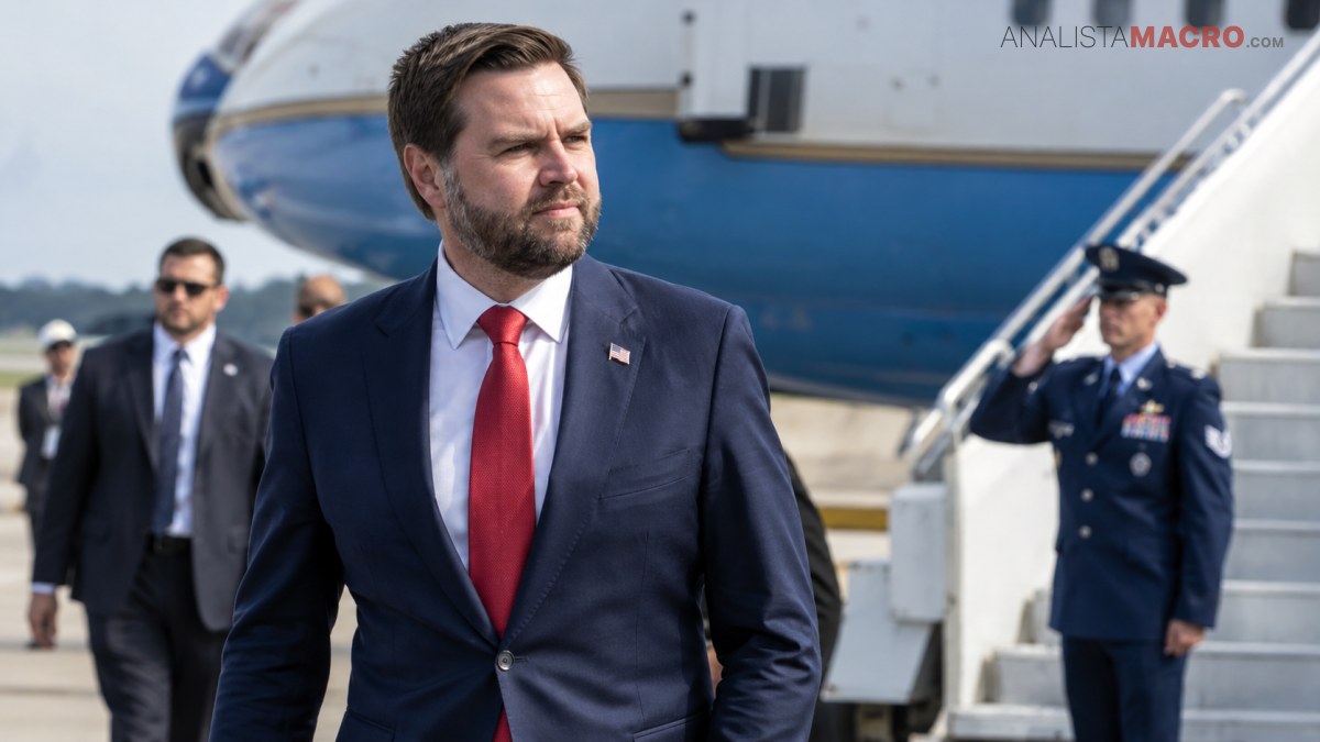 Un hombre con traje azul y corbata roja camina frente a un avión mientras un militar uniformado saluda.
