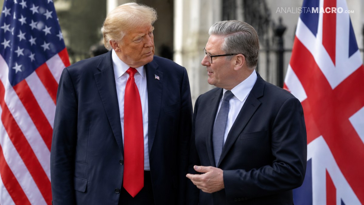 Dos hombres con traje conversan frente a las banderas de Estados Unidos y Reino Unido.
