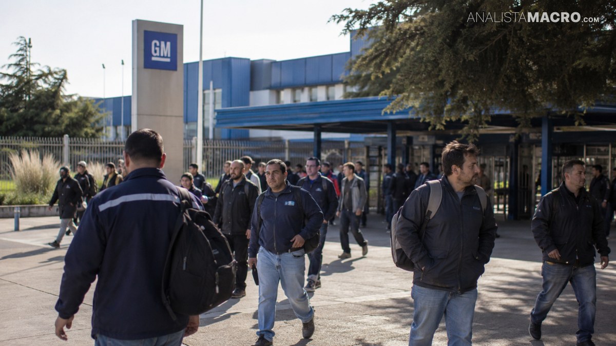 Trabajadores salen de un edificio con el logotipo de GM, mientras varios llevan mochilas y caminan por la entrada.