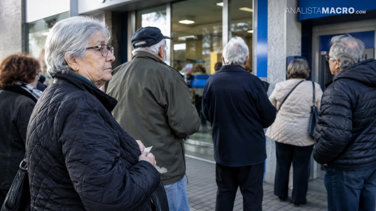 oso sostiene un papel mientras varias personas esperan frente a la entrada de un establecimiento.