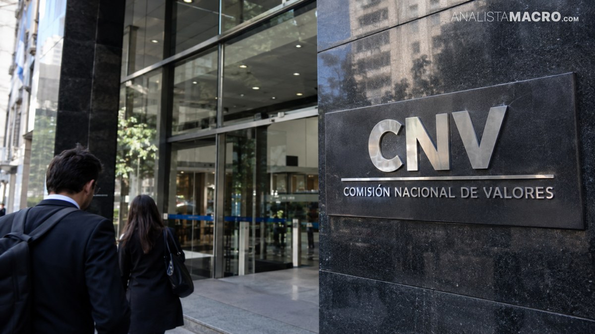 Dos personas caminan frente a la entrada acristalada de un edificio con un letrero que dice “CNV Comisión Nacional de Valores”.