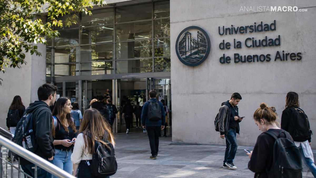 Estudiantes se reúnen frente a la entrada de la Universidad de la Ciudad de Buenos Aires.