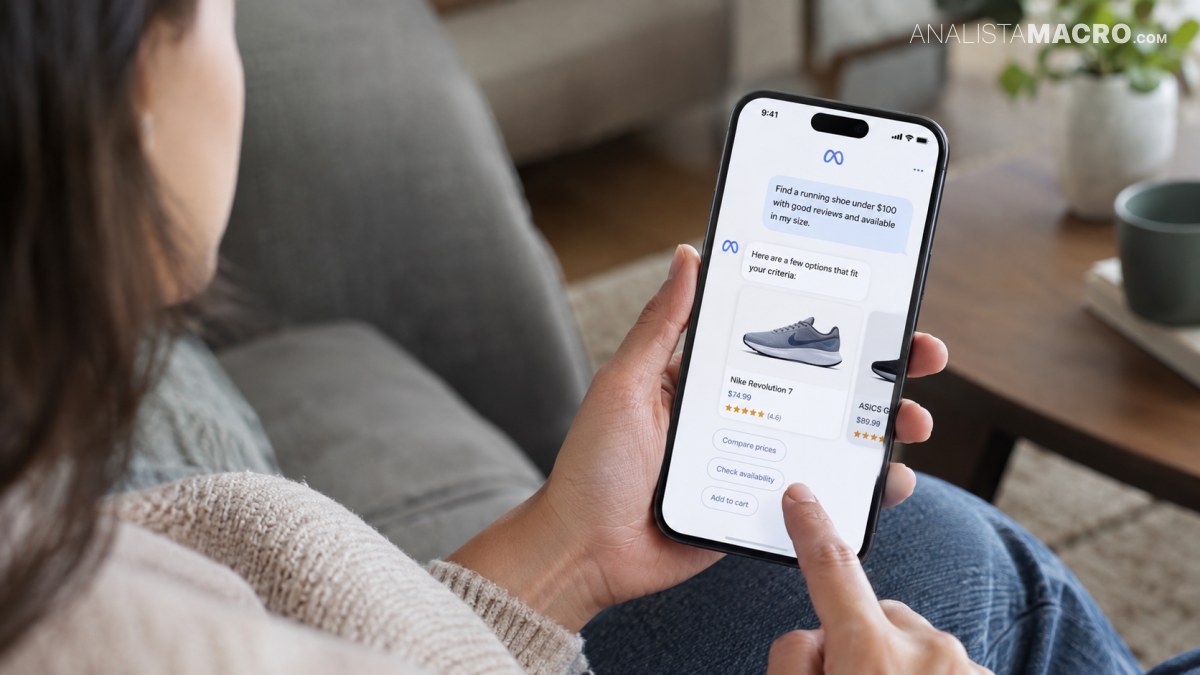 Una persona sostiene un teléfono que muestra opciones de zapatillas deportivas, mientras toca la pantalla sentada en un sofá.