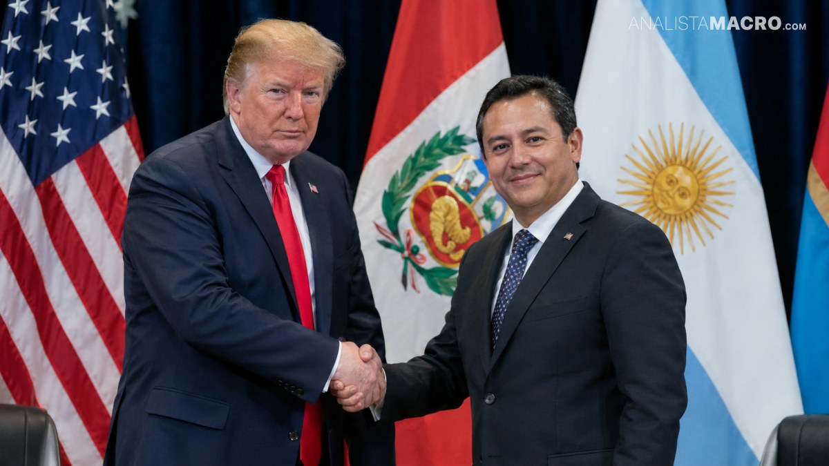 Dos hombres con traje estrechan sus manos frente a las banderas de Estados Unidos, Perú y Argentina.