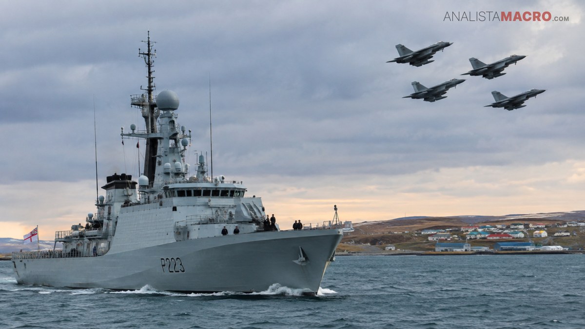 Un buque militar navega sobre el mar, mientras varios aviones de combate vuelan en el cielo.