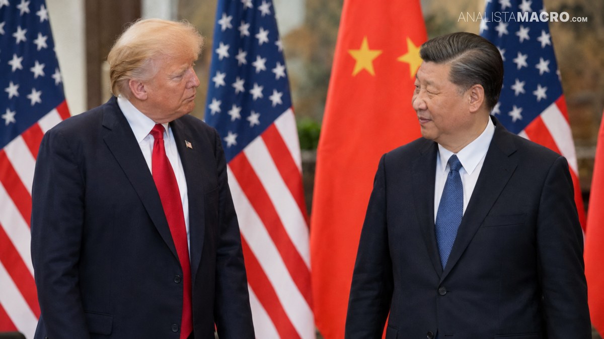 Dos hombres con trajes oscuros conversan frente a banderas de Estados Unidos y China.